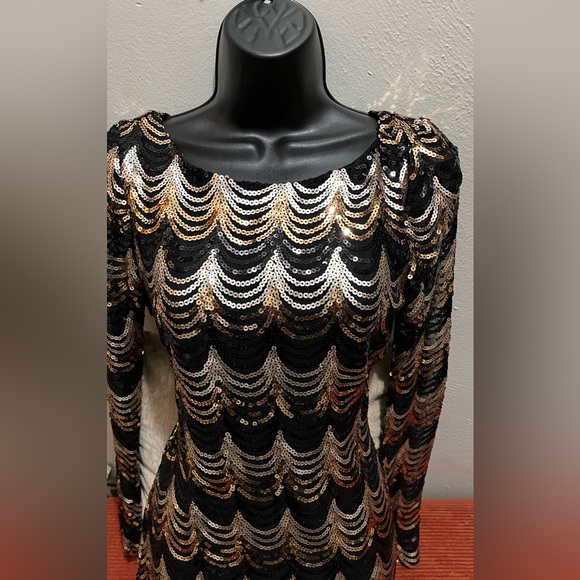 Elegant Sequin Wave Pattern Dress - Picture 2 of 3